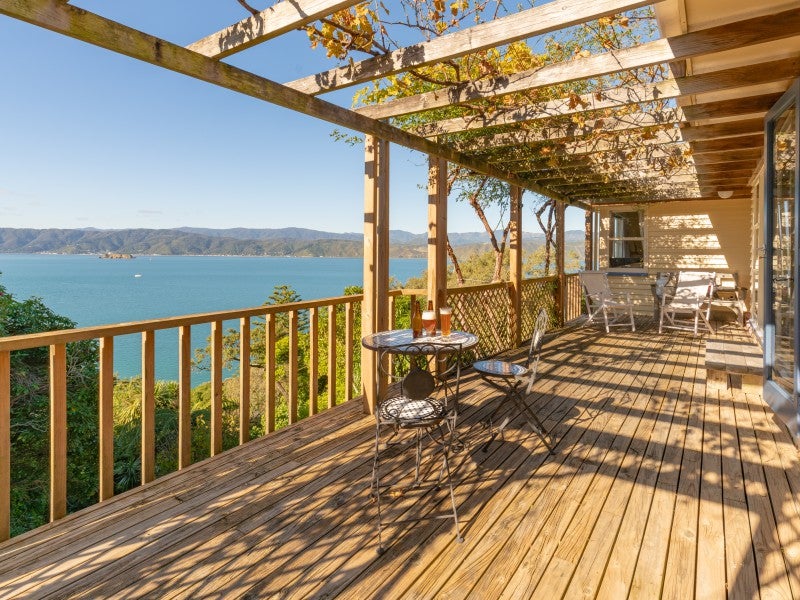 34 Fortification Road, Karaka Bays, Wellington - Carousel 1