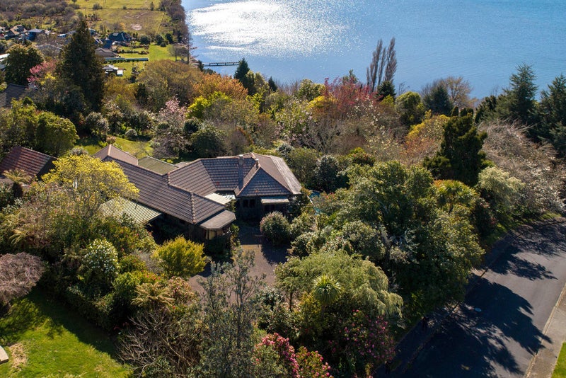 8 Tupara Crescent, Kawaha Point, Rotorua - Carousel 1