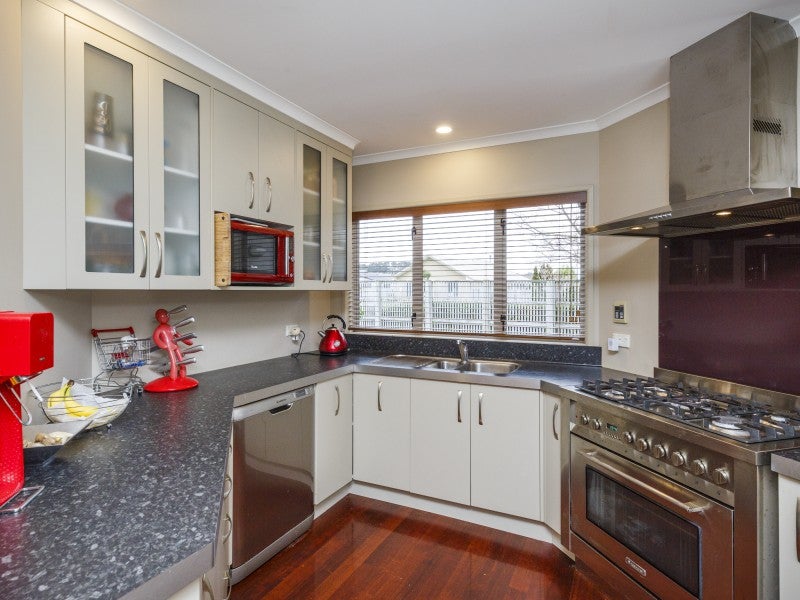5 Sorrento Place, Kelvin Grove, Palmerston North - Carousel 2