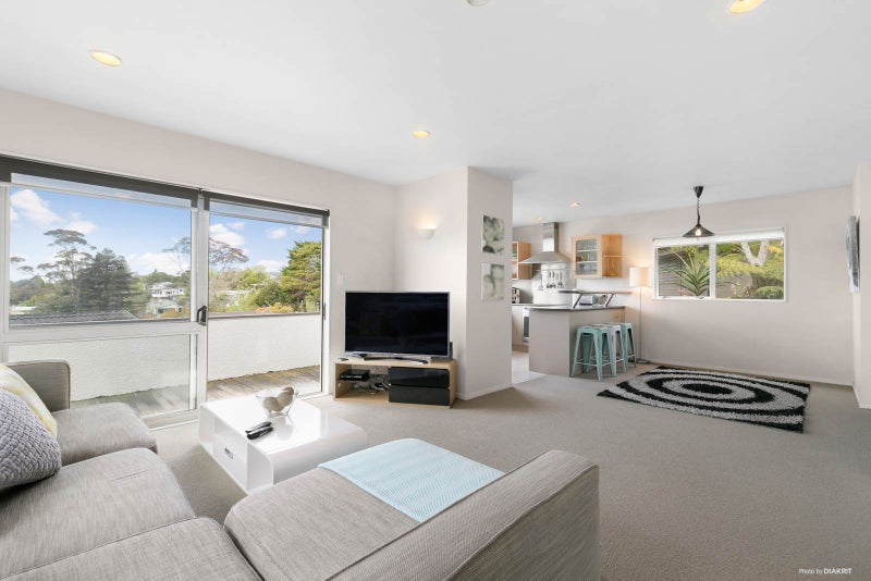 2/5 Kirkdale Place, Northcross, Auckland - Carousel 1