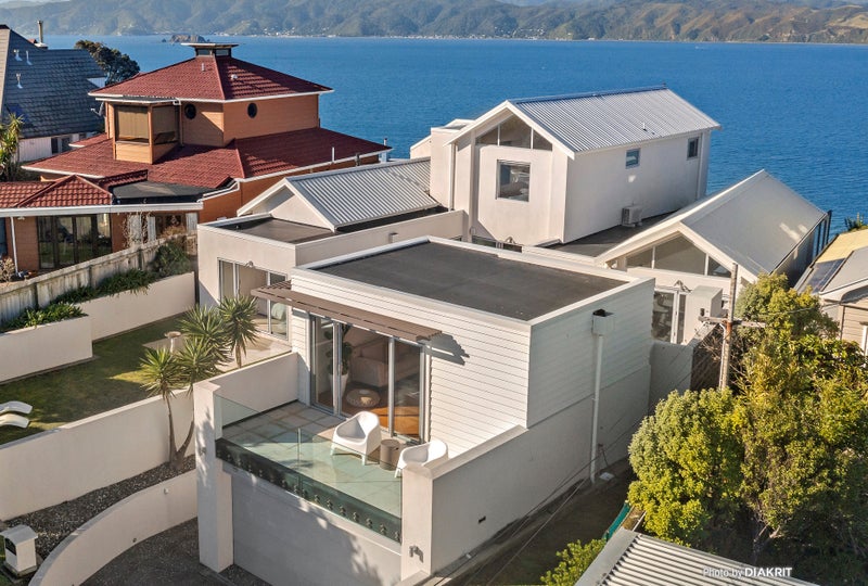 8 Nevay Road, Karaka Bays, Wellington - Carousel 1