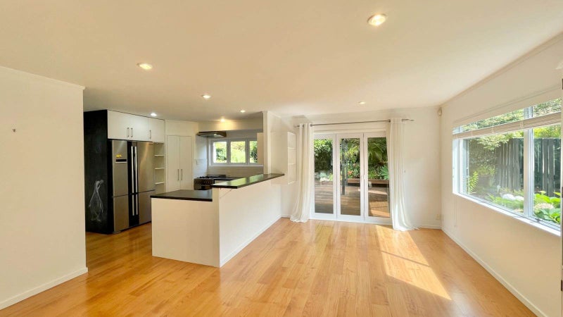 20 Penguin Drive, Murrays Bay, Auckland - Carousel 2