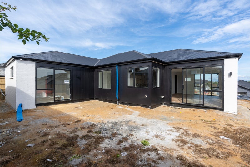 8 Maanihi Drive, Rototuna North, Hamilton - Carousel 12