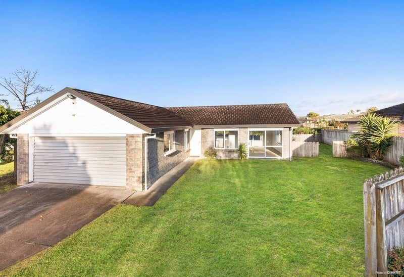 11 Lutana Place, Burswood, Auckland - Carousel 1