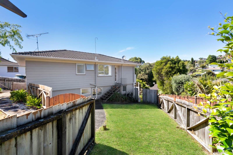 8 Topliss Drive, Northcross, Auckland - Carousel 2