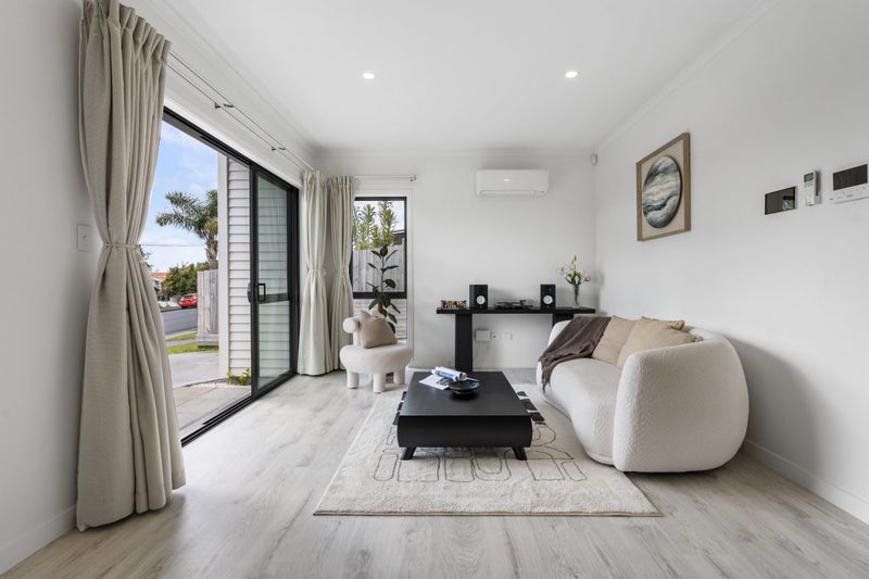 562A Beach Road, Rothesay Bay, Auckland - Carousel 2