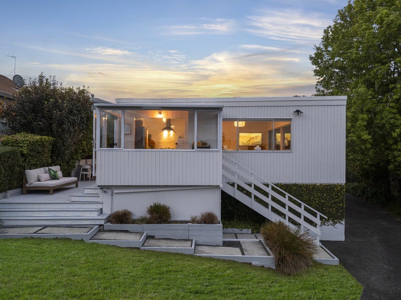 1/18 Bevyn Street, Castor Bay, Auckland - Carousel 1