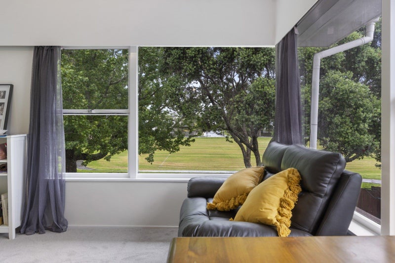 8A Heather Pl, Sunnynook, North Shore City - Carousel 1