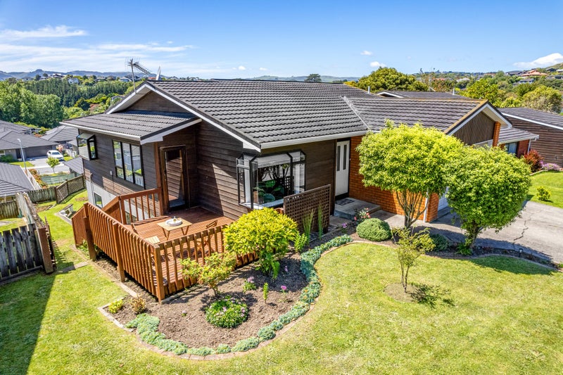 17 Shackle Lane, Whitby, Porirua - Carousel 1