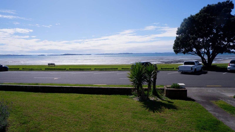 61 The Esplanade, Eastern Beach, Auckland - Carousel 1
