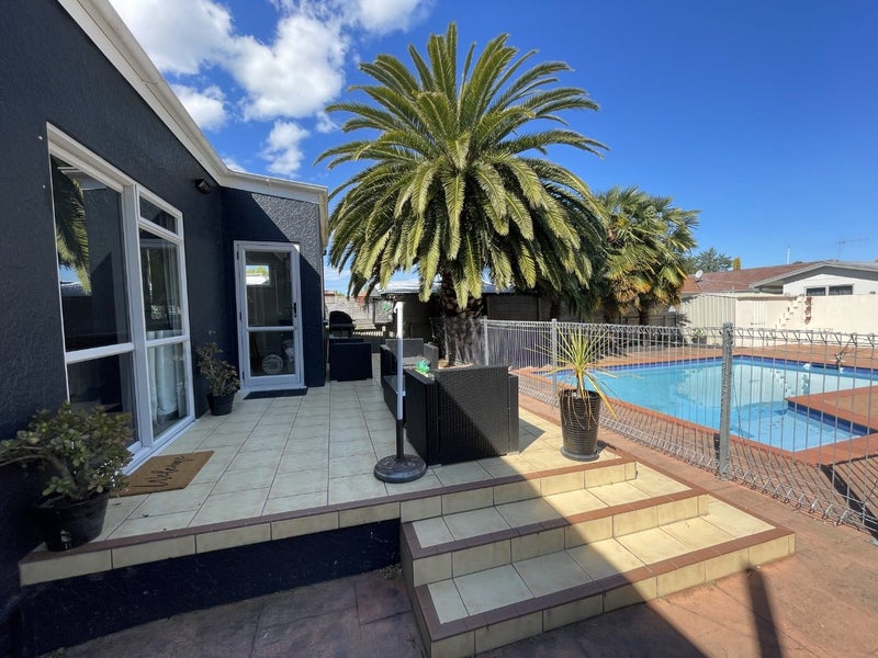 1107 Caroline Road, Mayfair, Hastings - Carousel 2