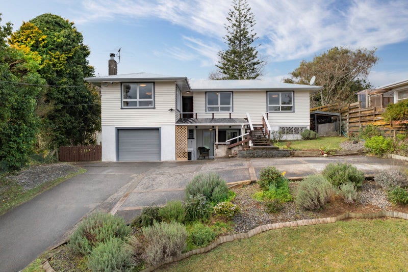 7 Gaede Terrace, Sunnyvale, Auckland - Carousel 2