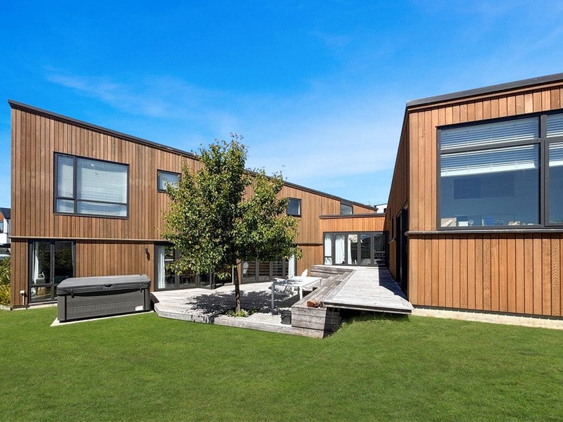 10 Dove Grove, Westmorland, Christchurch - Carousel 1