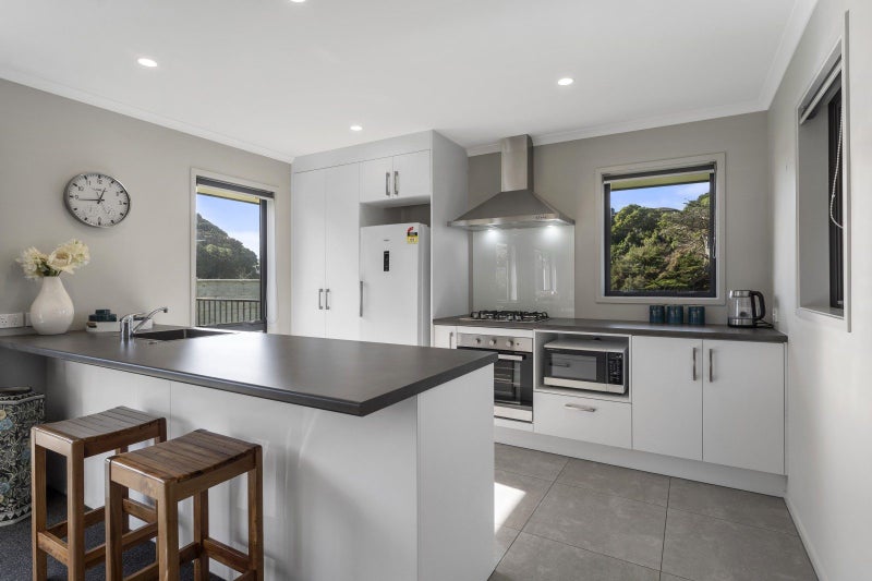 16 Tradewinds drive, Whitby, Porirua - Carousel 2