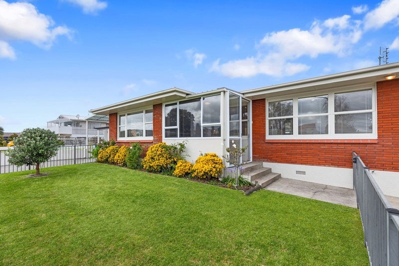 2 Longwood Lane, Otumoetai, Tauranga - Carousel 1