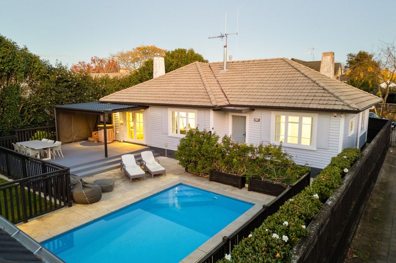 6 Strowan Avenue, Fairfield, Hamilton - Carousel 1