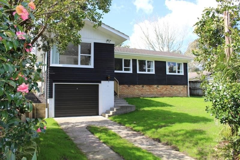 12 Commodore Drive, Lynfield, Auckland - Carousel 1