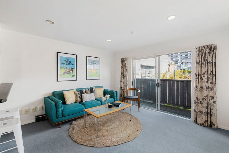 11/3 Kelvin Grove, Te Aro, Wellington - Carousel 2