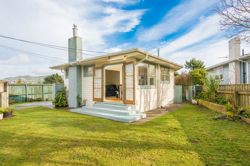 15 Beazley Avenue, Paparangi, Wellington - Carousel 2