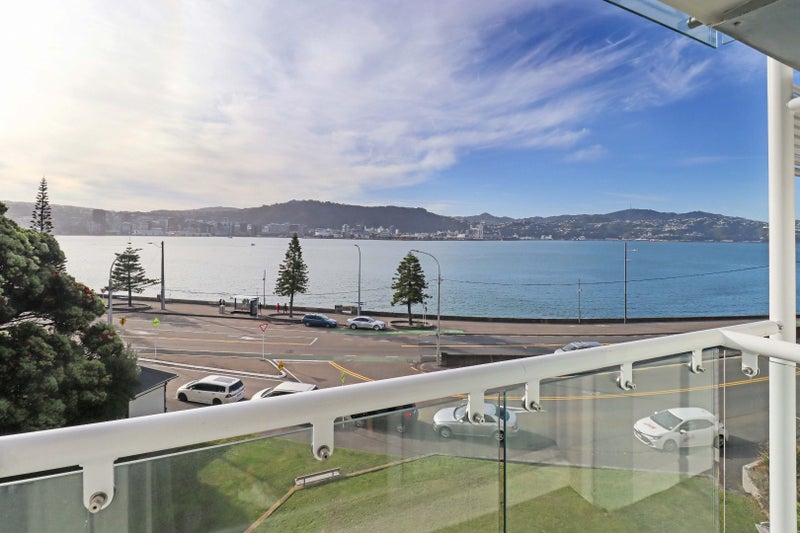 10/370 Oriental Parade, Oriental Bay, Wellington - Carousel 1