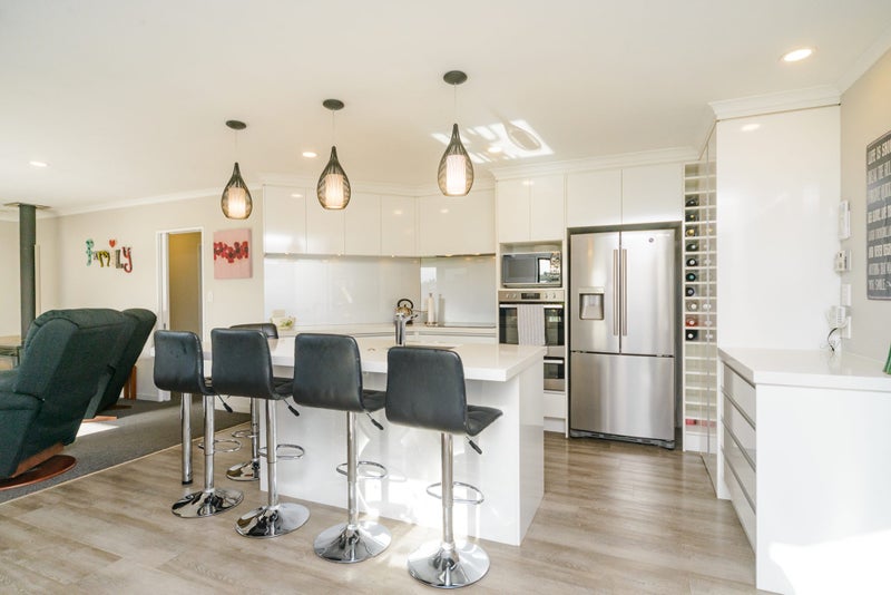 14 Daniel Place, Kelvin Grove, Palmerston North - Carousel 2