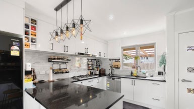7 Lucknow Place, Blockhouse Bay, Auckland - Carousel 1
