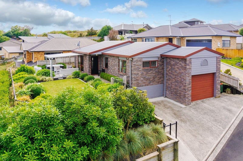 83 Dixon Road, Glenview, Hamilton - Carousel 1