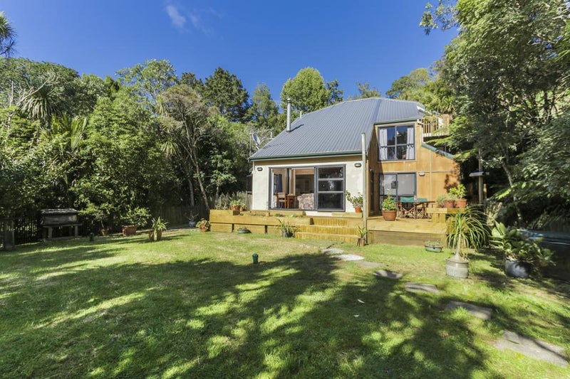 25 Raroa Terrace, Waiatarua, Auckland - Carousel 1