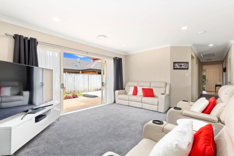 30 Turnberry Drive, Wattle Downs, Auckland - Carousel 2