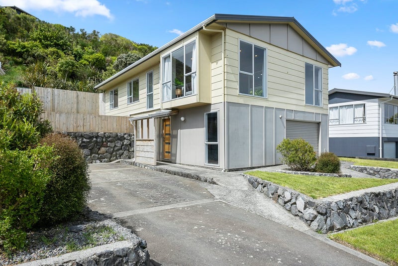 16 Kaitangata Crescent, Kelson, Lower Hutt - Carousel 1