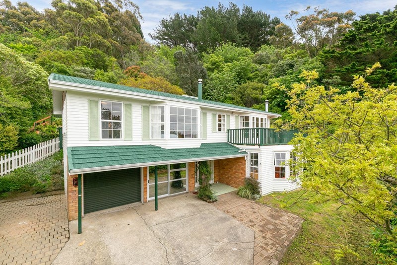 23 Turriff Crescent, Tawa, Wellington - Carousel 1
