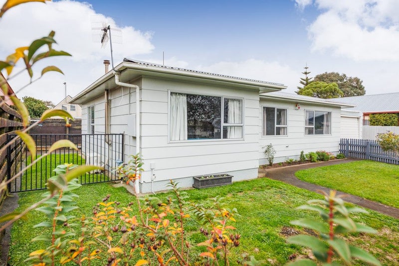 8 Suzanne Grove, Kelvin Grove, Palmerston North - Carousel 2
