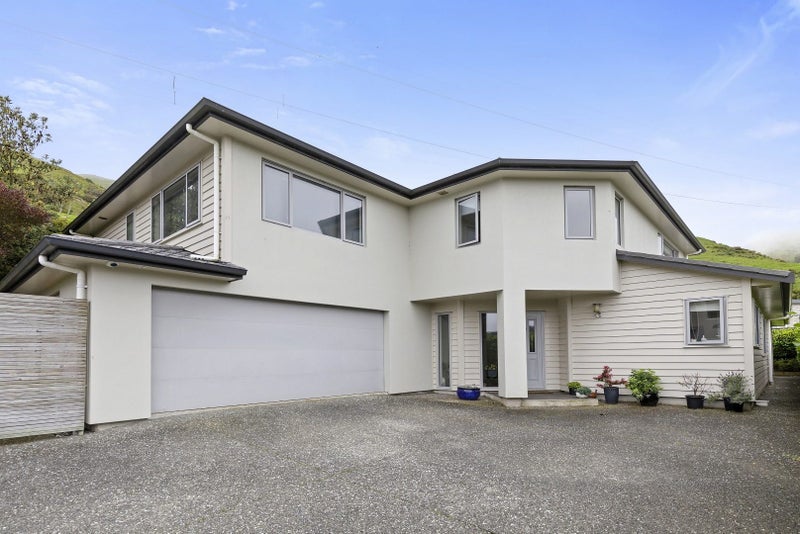 9 Yarnbrook Grove, Churton Park, Wellington - Carousel 1