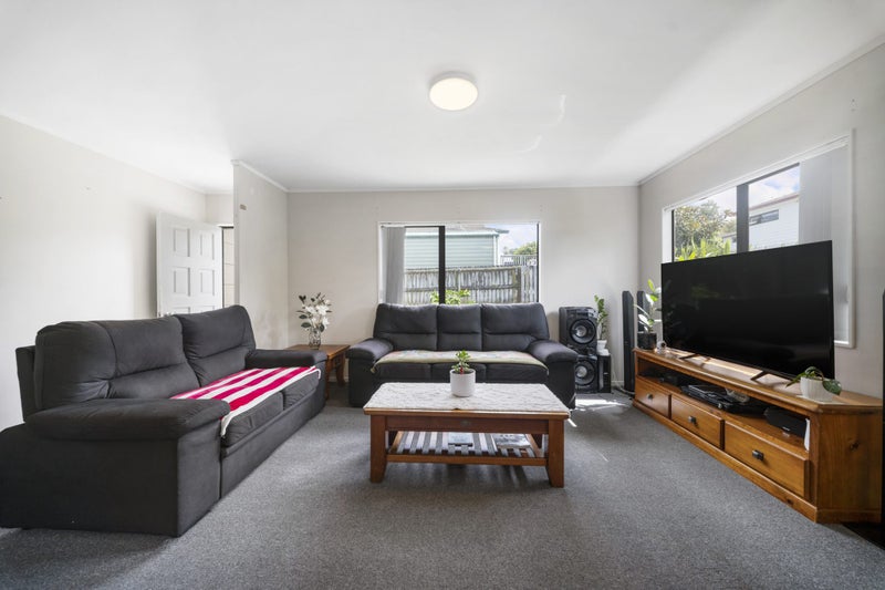 28 Faram Place, Massey, Auckland - Carousel 1
