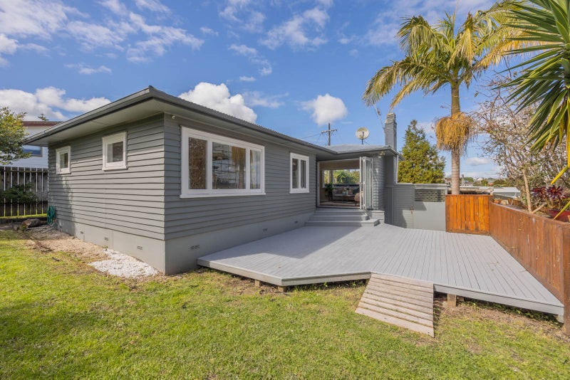 4/17 Neil Avenue, Te Atatū Peninsula, Auckland - Carousel 1