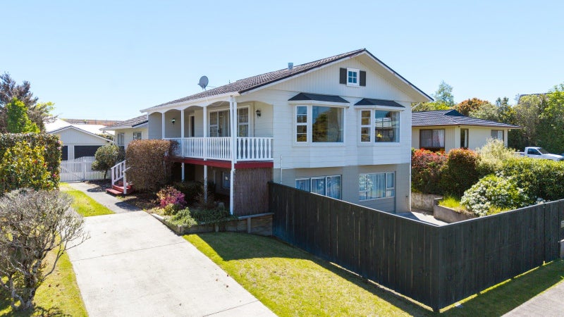 16 Glengarry Place, Hilltop, Taupo - Carousel 1