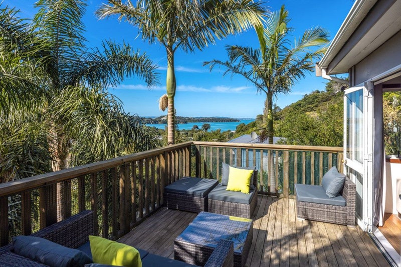 10 Lannan Road, Surfdale, Waiheke Island - Carousel 2