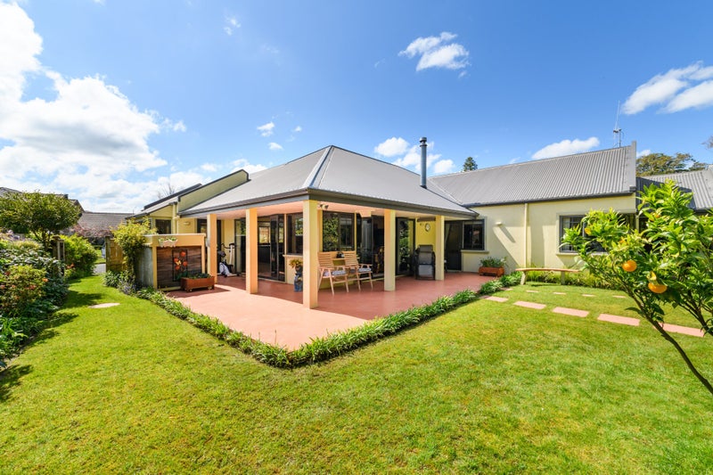 11 La Lena Grove, Fitzherbert, Palmerston North - Carousel 1