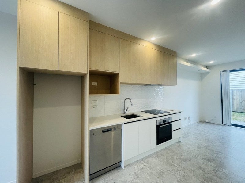 10/1 Sylvan Crescent, Te Atatu South, Auckland - Carousel 1