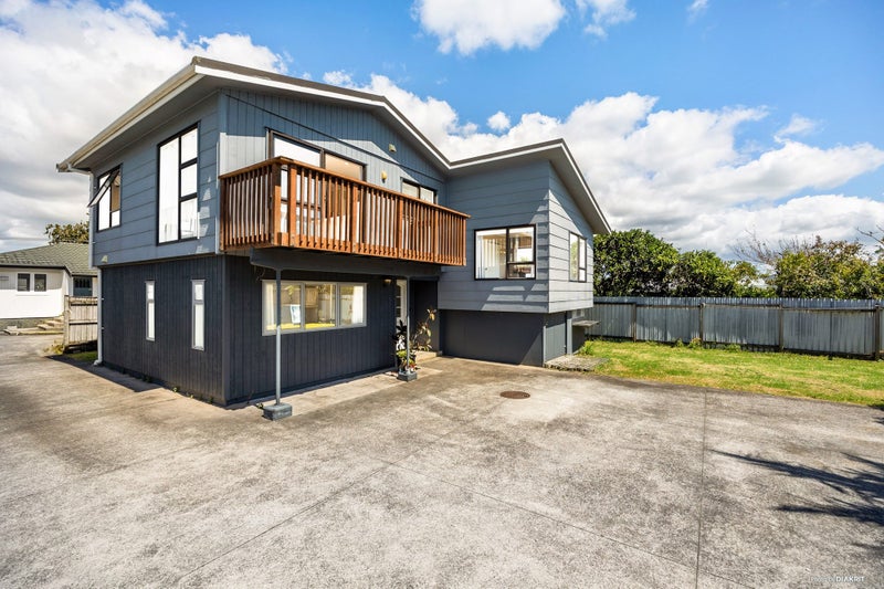 2/5 Abbotleigh Avenue, Te Atatu Peninsula, Auckland - Carousel 1