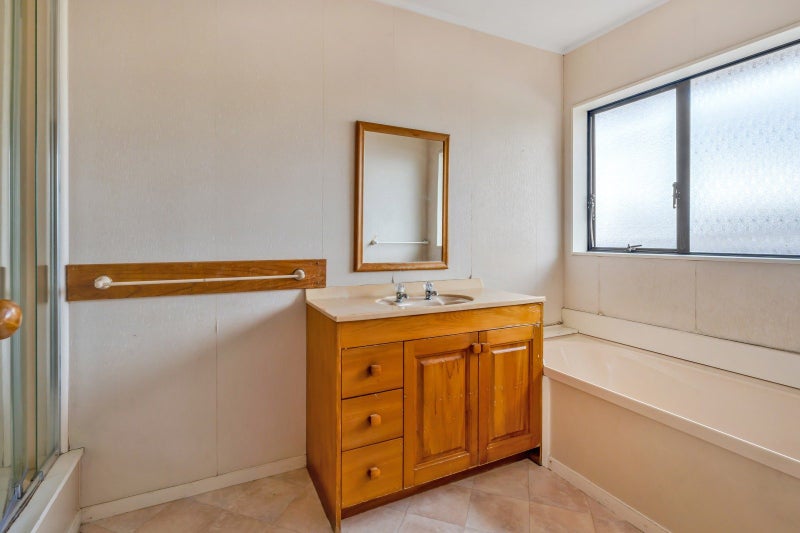 3/2 Channing Crescent, Botany Downs, Auckland - Carousel 14