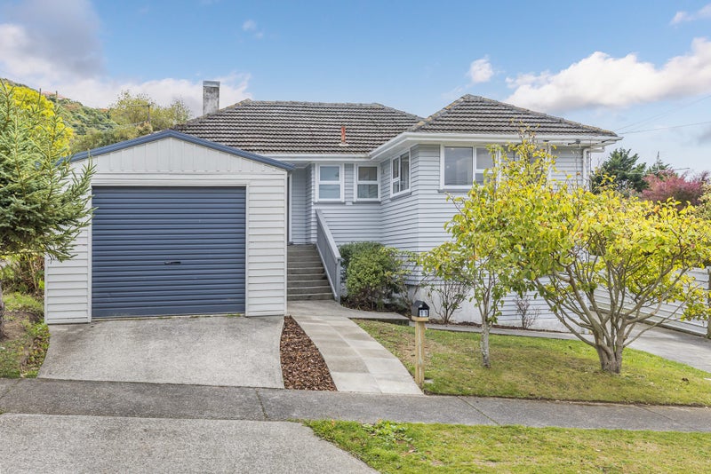 11 Wakefield Terrace, Tawa, Wellington - Carousel 1