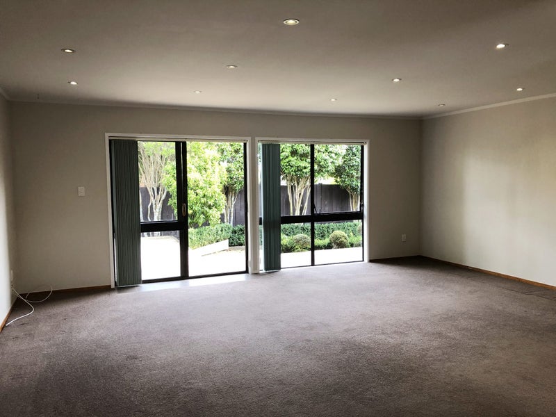 2/8 Eastridge Court, Northpark, Auckland - Carousel 2