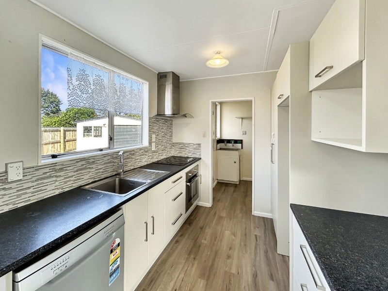 48 Rhodes Drive, Kelvin Grove, Palmerston North - Carousel 2