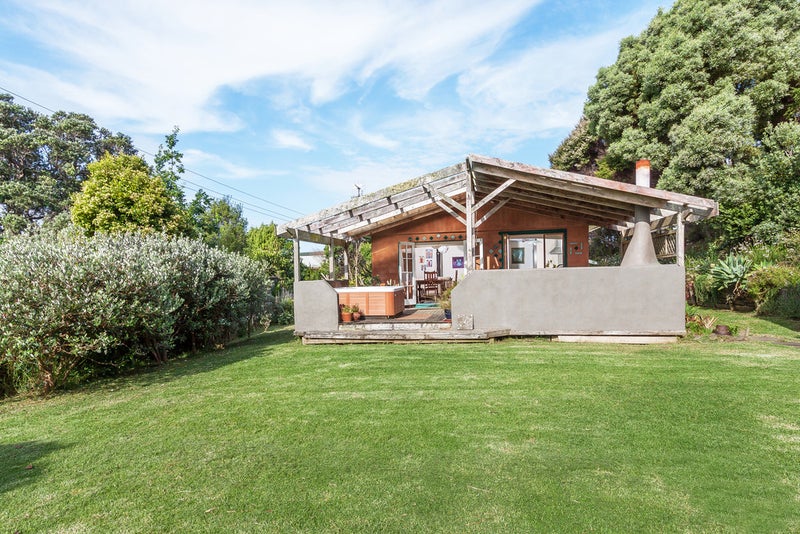 9 Albert Crescent, Ostend, Waiheke Island - Carousel 1