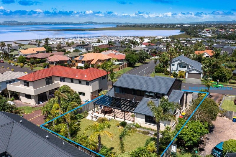 8 Ferntree Terrace, West Harbour, Auckland - Carousel 1