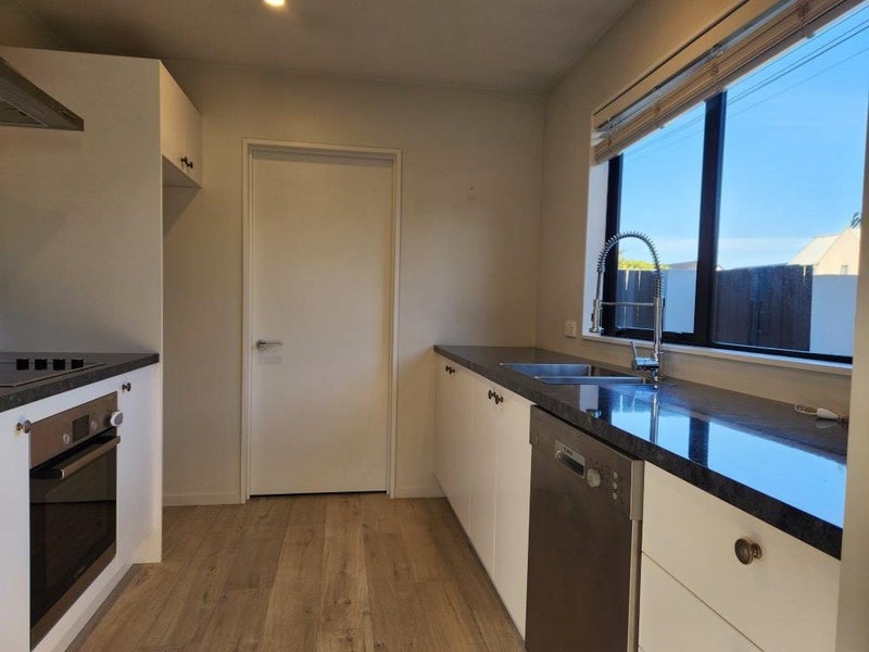 1/400 Manchester Street, St Albans, Christchurch - Carousel 2