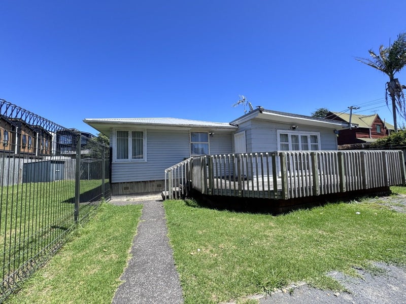 52A Swanson Road, Henderson, Auckland - Carousel 1