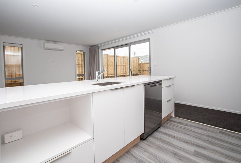 2/12 Bostonkip Crescent, Fitzroy, Hamilton - Carousel 2