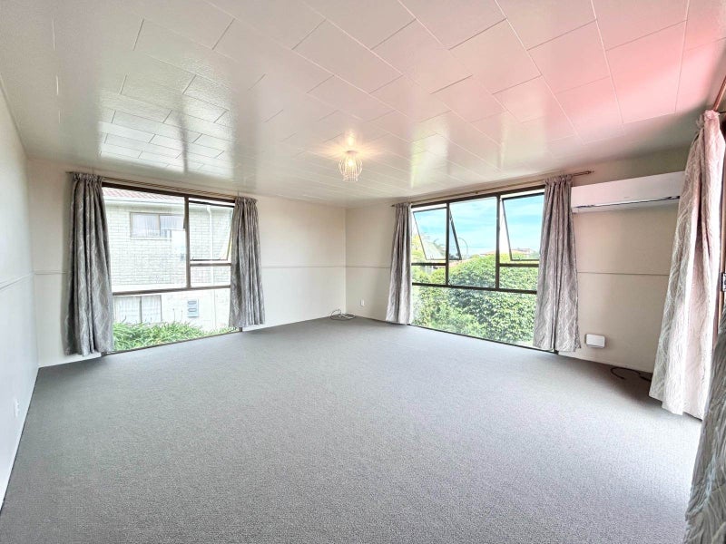 34 Dalwhinnie Parade, Highland Park, Auckland - Carousel 2
